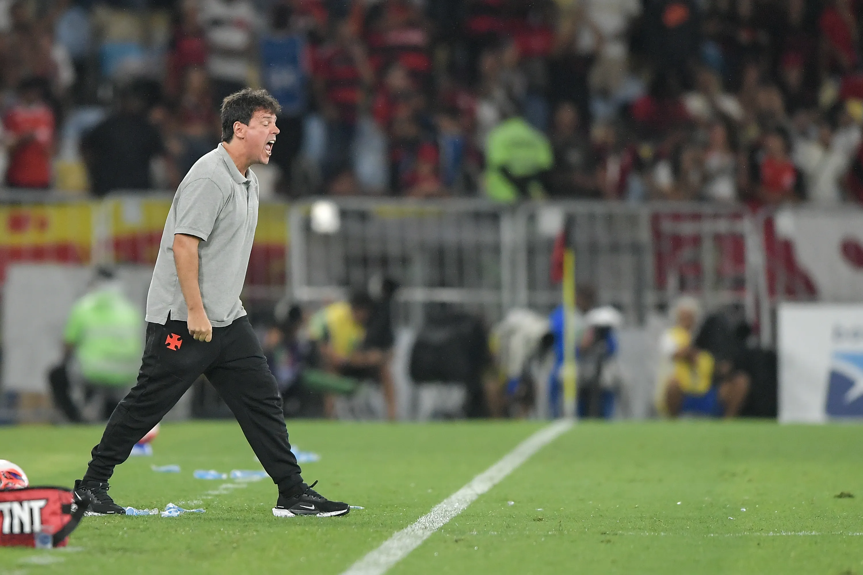 Fernando Diniz tecnico do Vasco durante partida contra o Flamengo no estadio Maracana pelo campeonato Carioca 2026. Foto: Thiago Ribeiro/AGIF