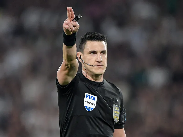 PC Oliveira critica procedimento do VAR na Supercopa