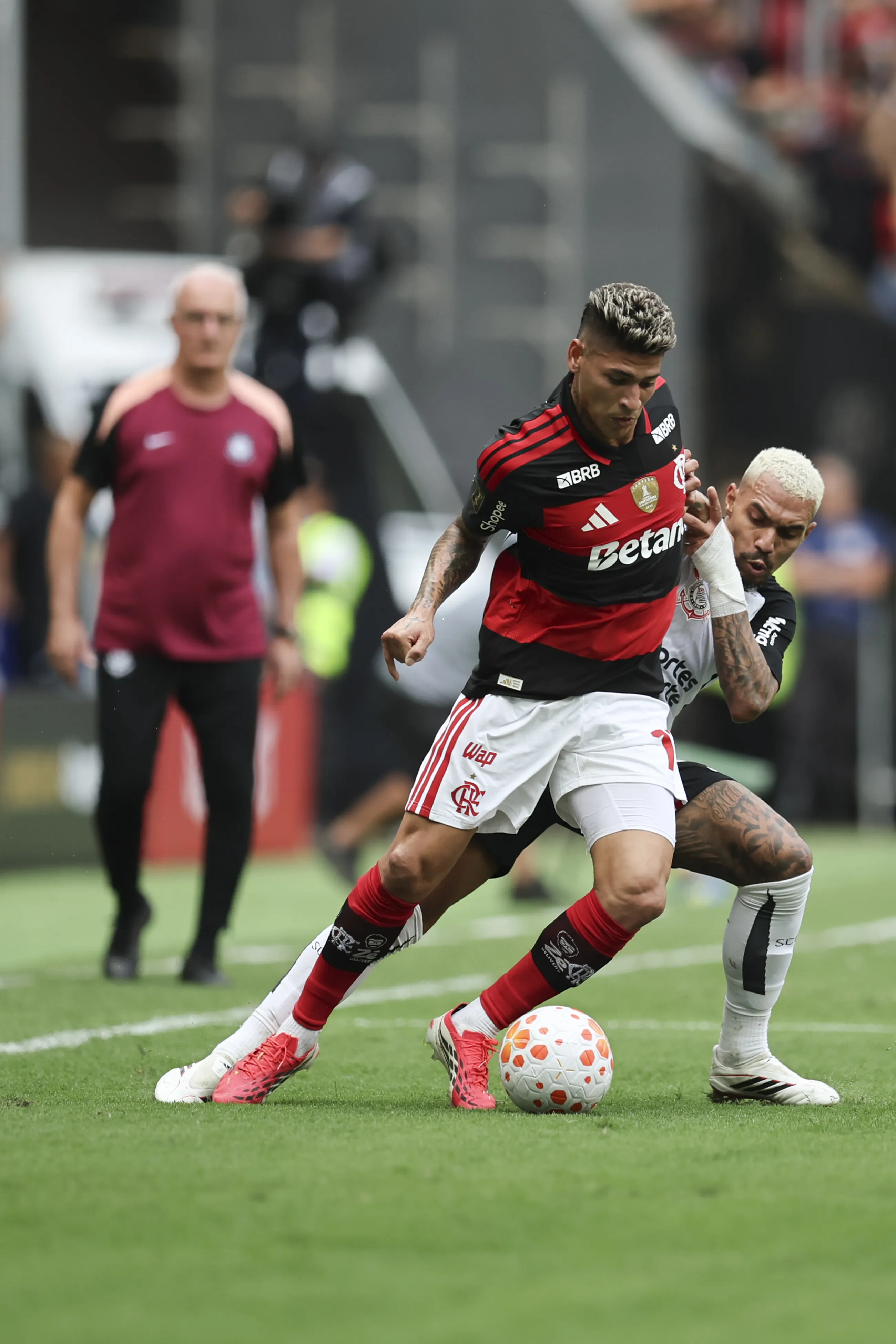 Jorge Carrascal jogador do Flamengo durante partida contra o Corinthians no estadio Mane Garrincha pelo campeonato Super Copa Do Rei 2026. Foto: Mateus Bonomi/AGIF