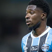 Amuzu é visto como reserva no Grêmio e direção quer  atacante para jogar com Carlos Vinícius e Tetê