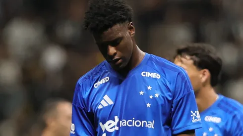 Jonathan Jesus sente o joelho e vira preocupação no Cruzeiro