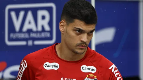 Gabriel Brazao goleiro do Santos durante partida contra o Bragantino no estadio Arena Corinthians pelo campeonato Paulista 2026.