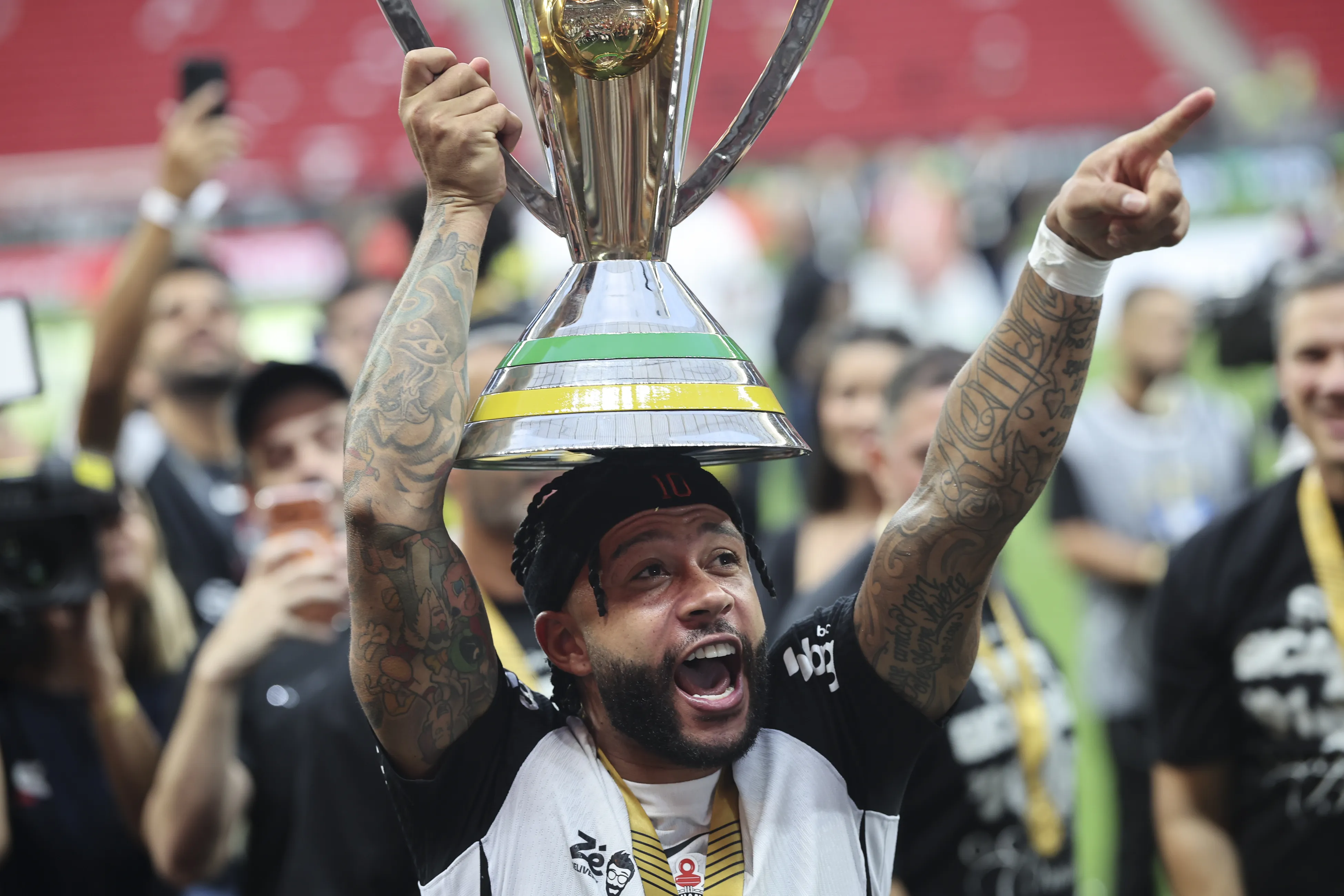 DF – BRASILIA – 01/02/2026 – SUPER COPA DO REI 2026, FLAMENGO X CORINTHIANS –  Memphis Depay do Corinthians comemora titulo de campeao apos partida contra o Flamengo no estadio Mane Garrincha pela decisao do campeonato Super Copa Do Rei 2026. Foto: Mateus Bonomi/AGIF