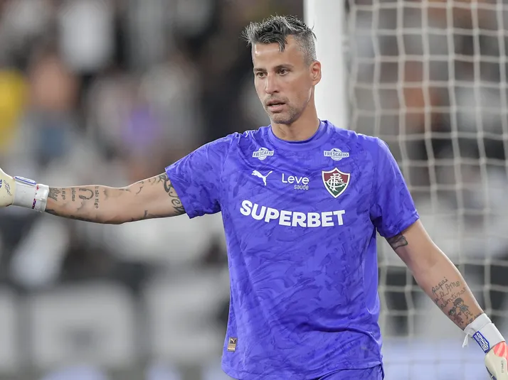 Fábio reclama de gramado sintético do Nilton Santos: "Sempre complicado"