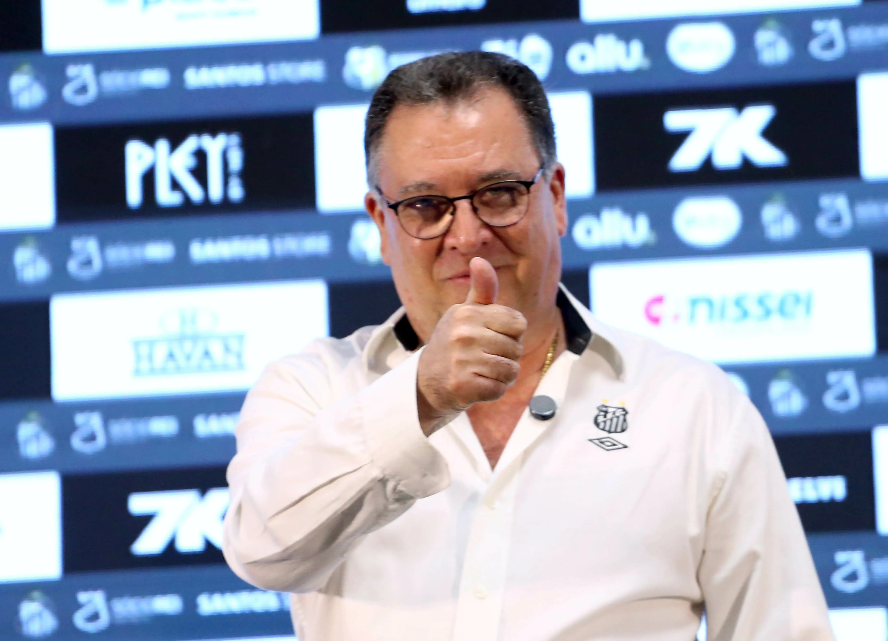 SP – SANTOS – 05/01/2026 – SANTOS, APRESENTACAO GABIGOL – O presidente Marcelo Teixeira fala aos jornalistas durante apresentacao oficial de Gabriel Barbosa (Gabigol) como jogador do Santos FC em coletiva de imprensa realizada no Vila Belmiro. Foto: Mauricio De Souza/AGIF