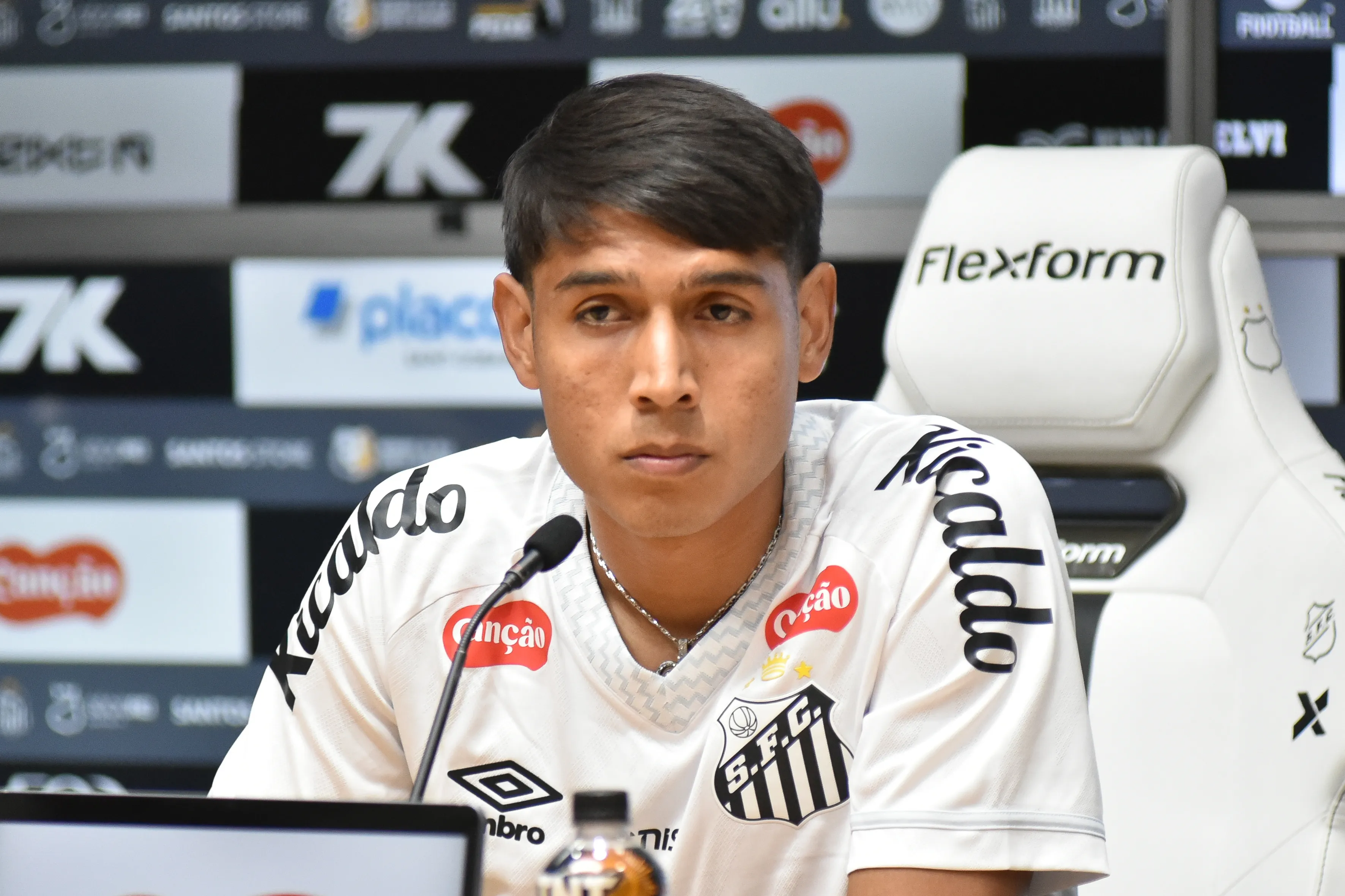 SP – SANTOS – 16/09/2025 – SANTOS, APRESENTACAO ALEXIS DUARTE –  Alexis Duarte durante sua apresentacao oficial como jogador do Santos em coletiva de imprensa realizada no Vila Belmiro.  Foto: Jota Erre/AGIF