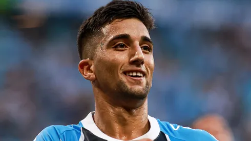 Kike Olivera durante partida pelo Grêmio em 2025.