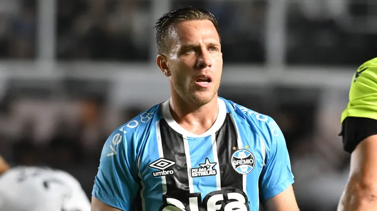 Arthur jogador do Gremio durante partida contra o Santos no estadio Vila Belmiro pelo campeonato Brasileiro A 2025. Foto: Jota Erre/AGIF