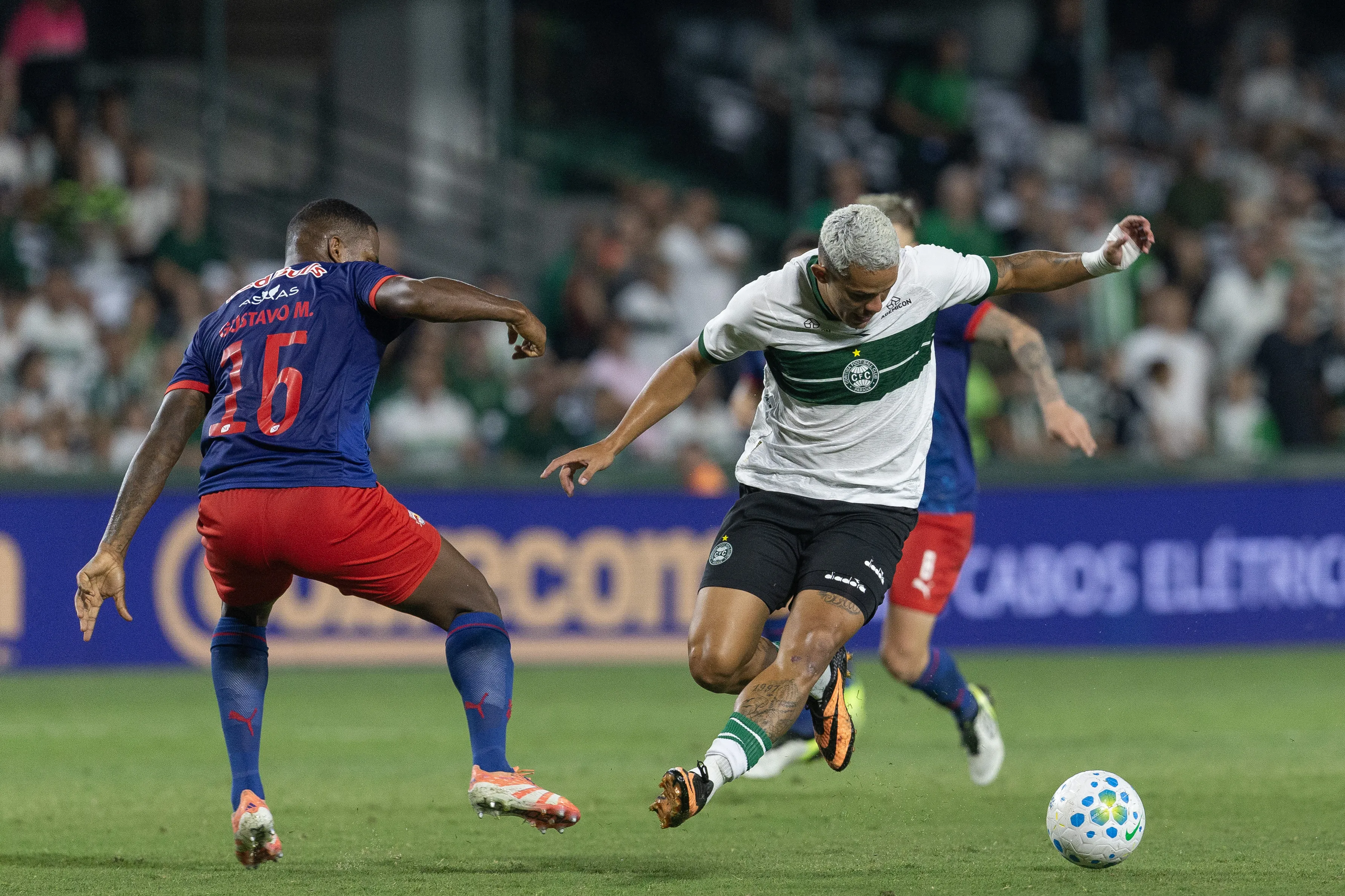 PR – CURITIBA – 28/01/2026 – BRASILEIRO A 2026, CORITIBA X BRAGANTINO – Wallisson jogador do Coritiba disputa lance com Gustavo Marques jogador do Bragantino durante partida no estadio Couto Pereira pelo campeonato Brasileiro A 2026. Foto: Hedeson Alves/AGIF
