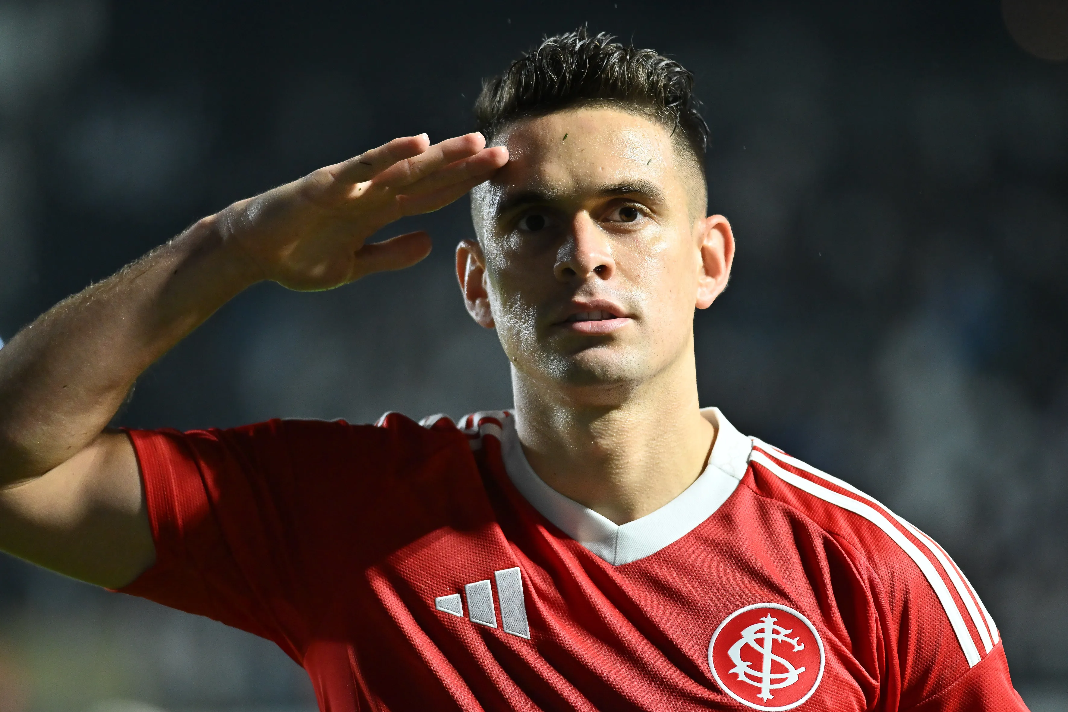 Borre jogador do Internacional comemora seu gol durante partida contra o Santos no estadio Vila Belmiro pelo campeonato Brasileiro A 2025. Foto: Jota Erre/AGIF