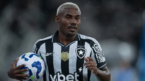 Cuiabano jogador do Botafogo durante partida contra o Sport no estadio Engenhao pelo campeonato Brasileiro A 2025. Foto: Jorge Rodrigues/AGIF