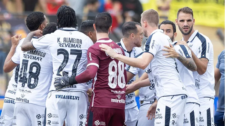 Jogadores do Remo REUNIDOS ANTES DO INICIO DA partida contra o Novorizontino no estadio Jorge Ismael de Biasi pelo campeonato Brasileiro B 2025. Foto: Joisel Amaral/AGIF