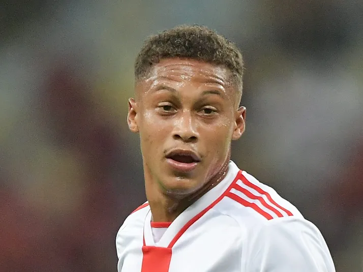 Internacional avalia cenário para permanência de Vitinho, que sinalizou positivamente