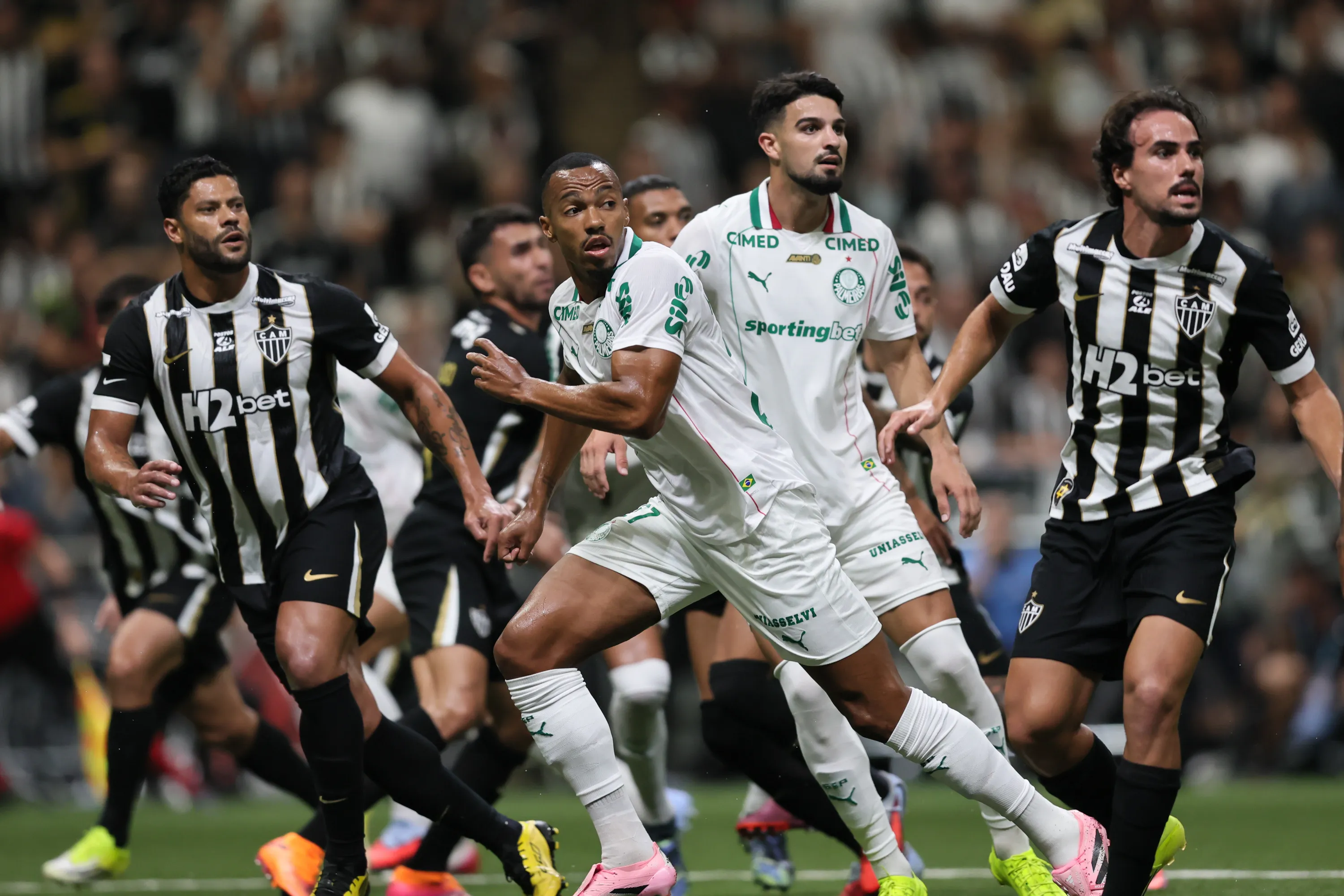 Hulk jogador do Atletico disputa lance com Marlon Freitas jogador do Palmeiras durante partida no estadio Arena MRV pelo campeonato Brasileiro A 2026. Foto: Gilson Lobo/AGIF