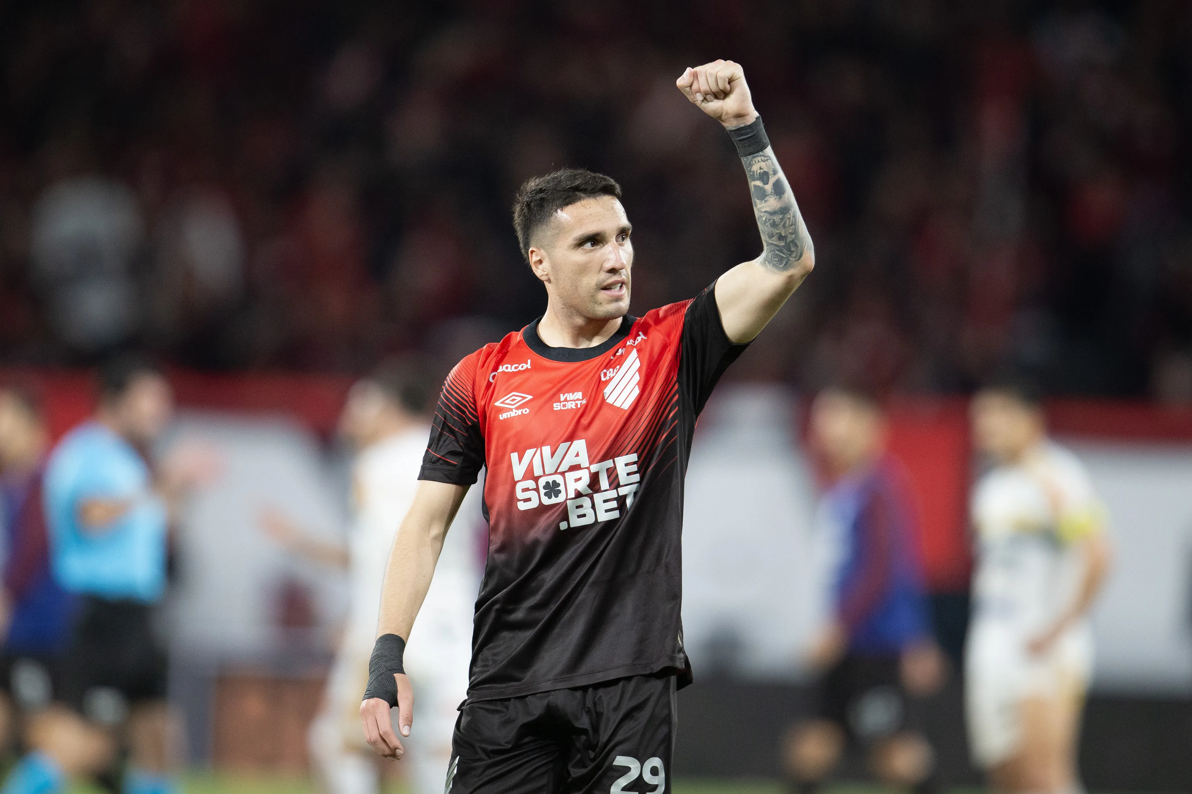 PR – CURITIBA – 30/08/2025 – BRASILEIRO B 2025, ATHLETICO-PR X NOVORIZONTINO – Benavidez jogador do Athletico-PR comemora a vitoria no final da partida contra o Novorizontino no estadio Arena da Baixada pelo campeonato Brasileiro B 2025. Foto: Hedeson Alves/AGIF