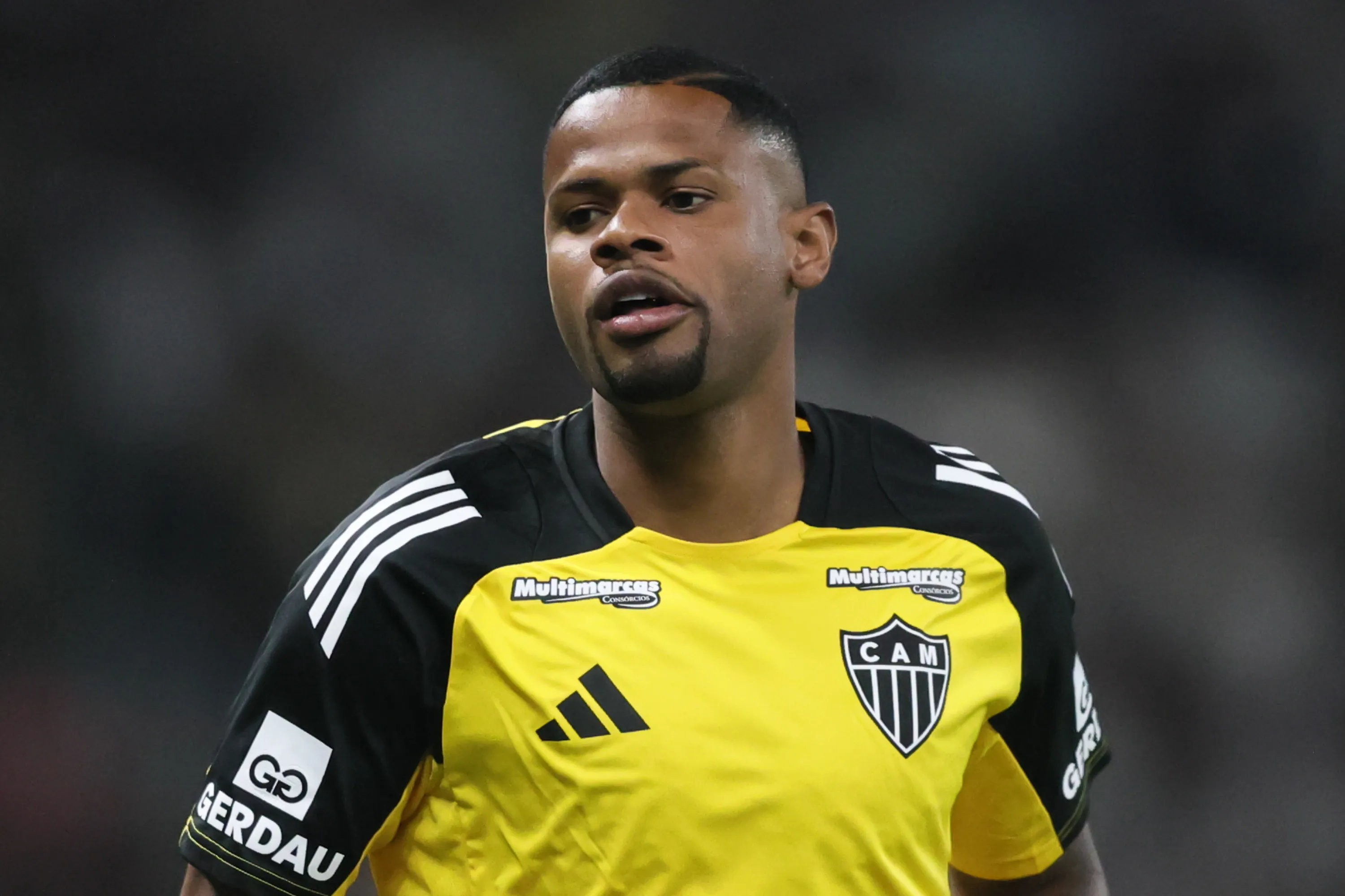 Junior Santos jogador do Atletico-MG durante aquecimento antes da partida contra o America-MG no estadio Mineirao pelo campeonato Mineiro 2025. Foto: Gilson Lobo/AGIF