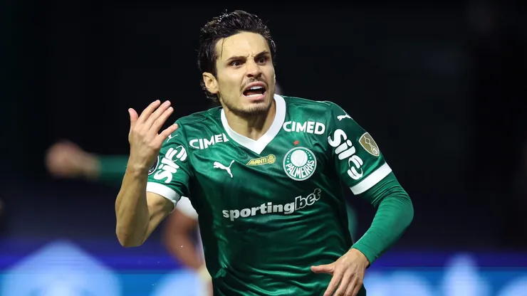 Raphael Veiga promete retorno ao Palmeiras em despedida. Foto: Alexandre Schneider/Getty Images