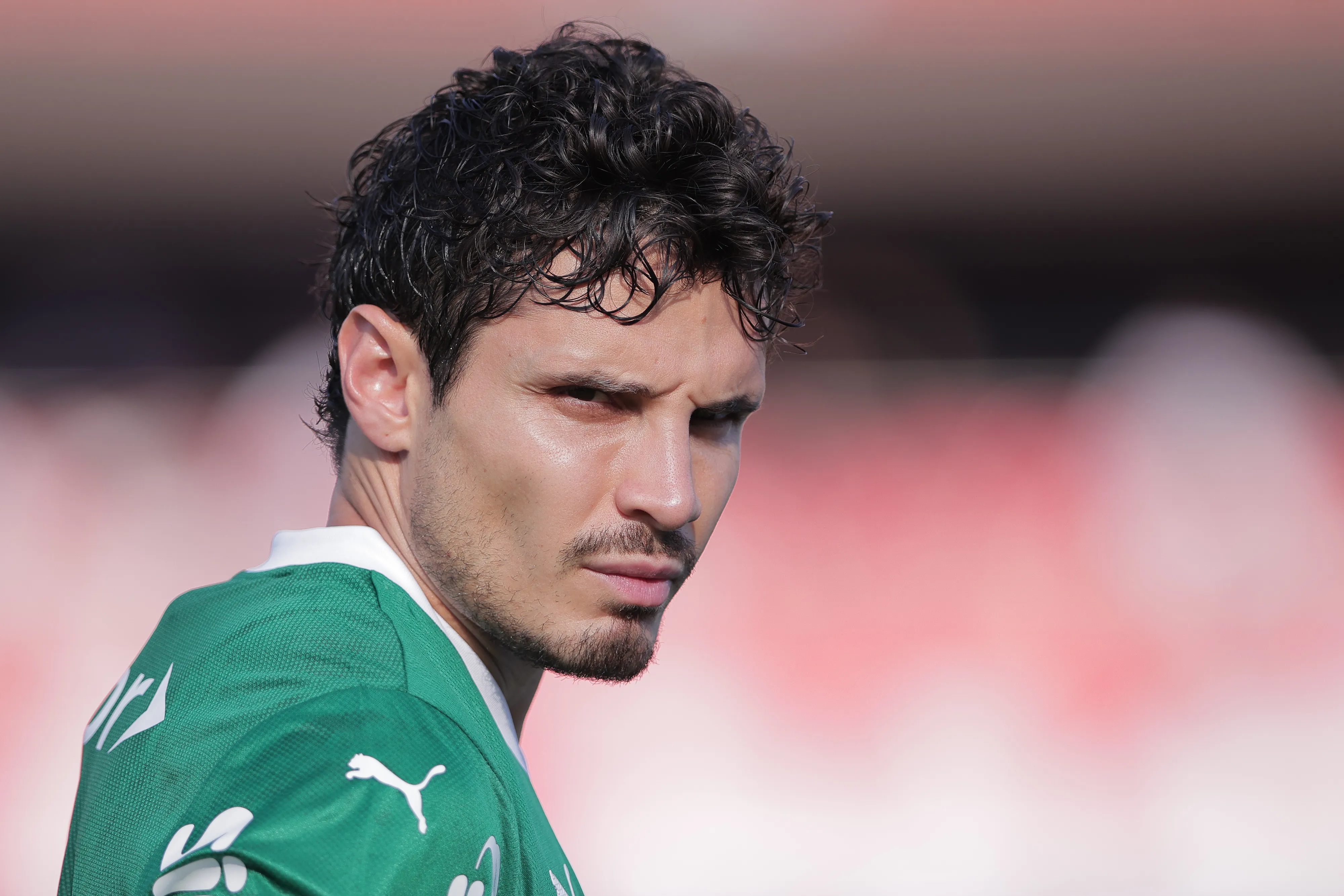 Raphael Veiga jogador do Palmeiras durante partida contra o Sao Paulo no estadio Morumbi pelo campeonato Brasileiro A 2025. Foto: Ettore Chiereguini/AGIF