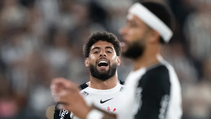 Yuri Alberto jogador do Corinthians e Memphis Depay jogador da sua equipe durante partida contra o Botafogo no estadio Engenhao pelo campeonato Brasileiro A 2025. Foto: Jorge Rodrigues/AGIF