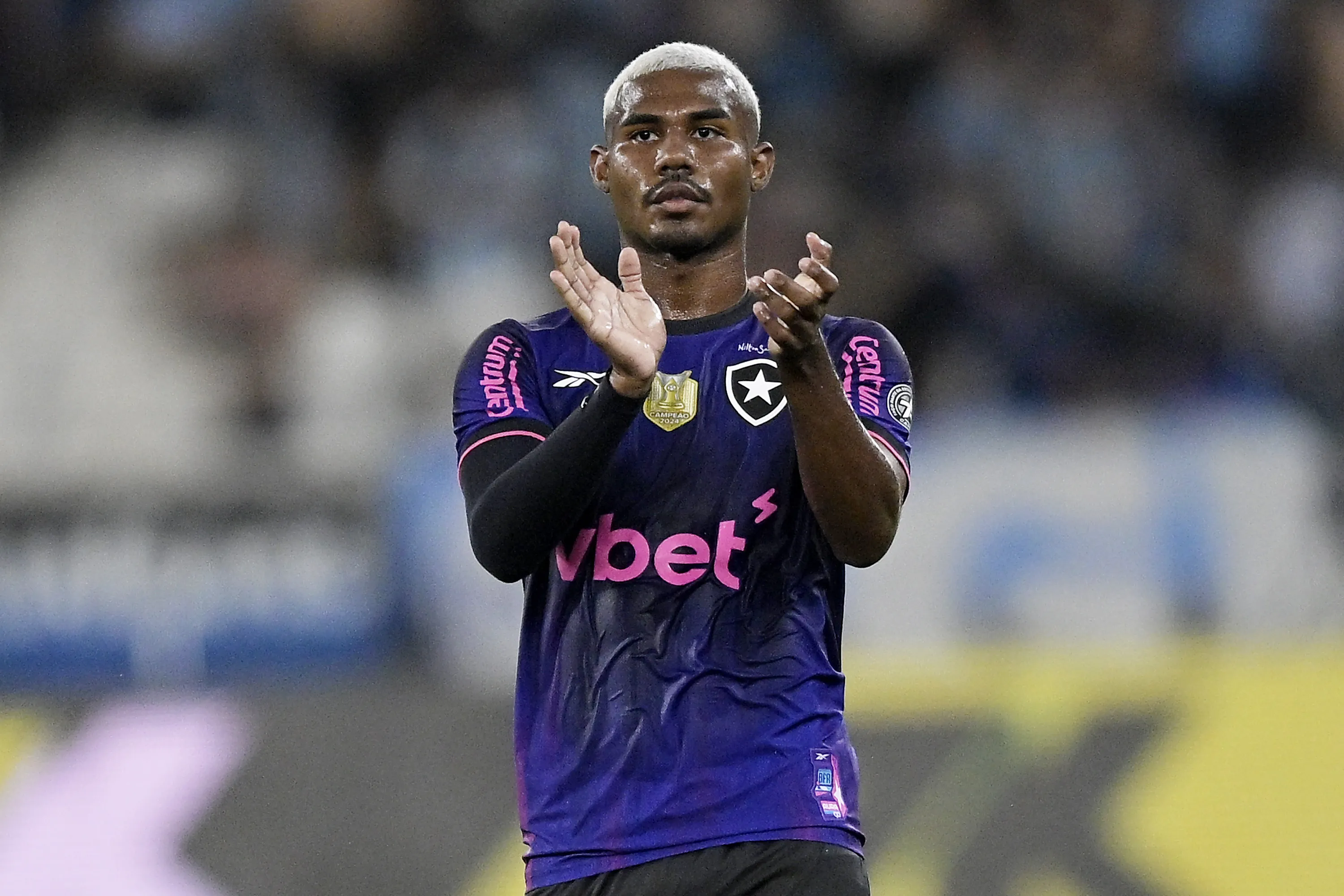 Cuiabano jogador do Botafogo durante partida contra o Gremio no estadio Engenhao pelo campeonato Brasileiro A 2025. Foto: Alexandre Loureiro/AGIF