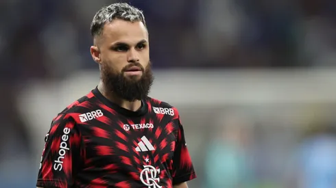 Michael jogador do Flamengo durante aquecimento antes da partida contra o Cruzeiro no estadio Mineirao pelo campeonato Brasileiro A 2025. Foto: Gilson Lobo/AGIF