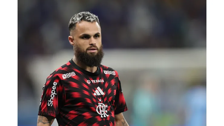 Michael jogador do Flamengo durante aquecimento antes da partida contra o Cruzeiro no estadio Mineirao pelo campeonato Brasileiro A 2025. Foto: Gilson Lobo/AGIF