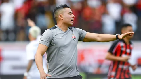 Jair Ventura tecnico do Vitoria durante partida contra o Sao Paulo no estadio Barradao pelo campeonato Brasileiro A 2025. Foto: Jhony Pinho/AGIF