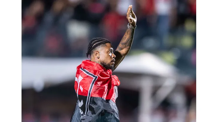 Apresentacao a torcida de Marinho jogador do Vitoria no intervalo da partida contra o Remo no estadio Barradao pelo campeonato Brasileiro A 2026. Foto: Jhony Pinho/AGIF