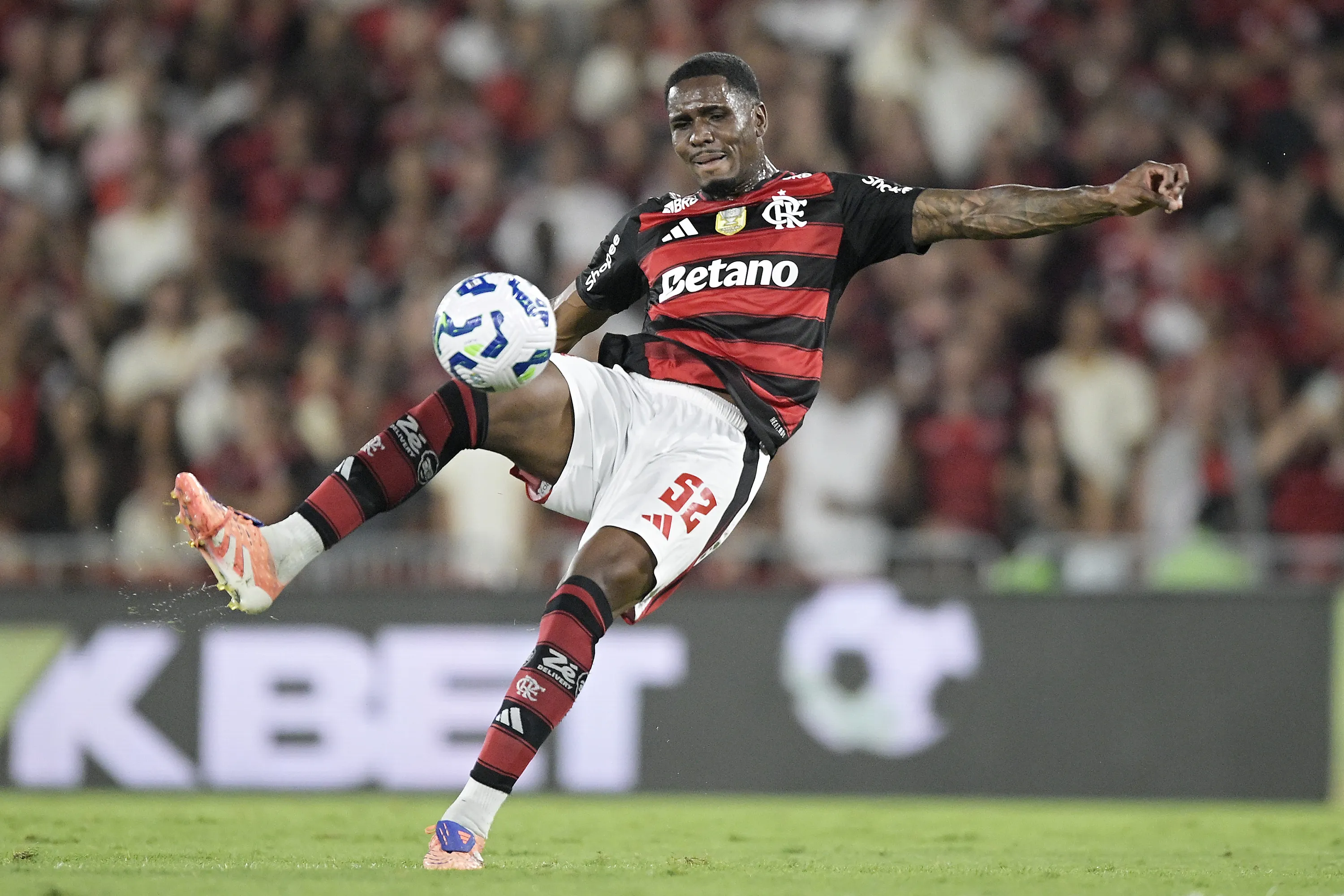 Evertton Araujo durante partida do Flamengo pelo Campeonato Brasileiro 2025. Foto: Alexandre Loureiro/AGIF