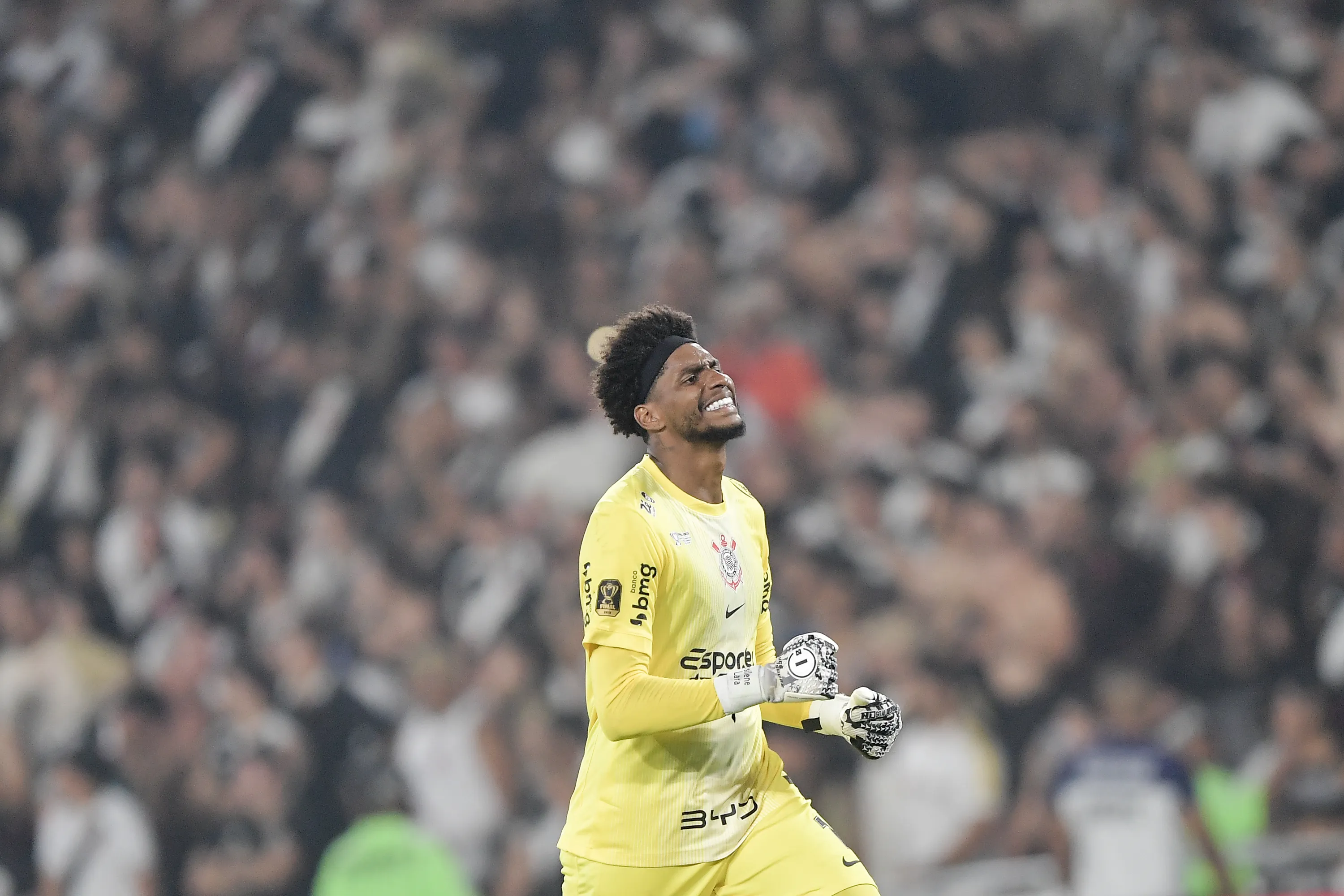 Hugo Souza goleiro do Corinthians comemora gol durante partida contra o Vasco no estadio Maracana pelo campeonato Copa Do Brasil 2025. Foto: Thiago Ribeiro/AGIF