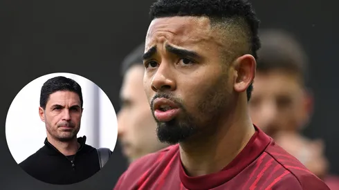 Gabriel Jesus, do Arsenal,durante o aquecimento antes da partida da terceira rodada da Copa da Inglaterra (Emirates FA Cup) entre Portsmouth e Arsenal, em 11 de janeiro de 2026, em Portsmouth, Inglaterra. E Mikel Arteta, técnico do Arsenal, chega ao estádio antes da partida da Premier League entre Leeds United e Arsenal em Elland Road, em 31 de janeiro de 2026, em Leeds, Inglaterra. (Foto de Mike Hewitt/Getty Images – Michael Regan/Getty Images)