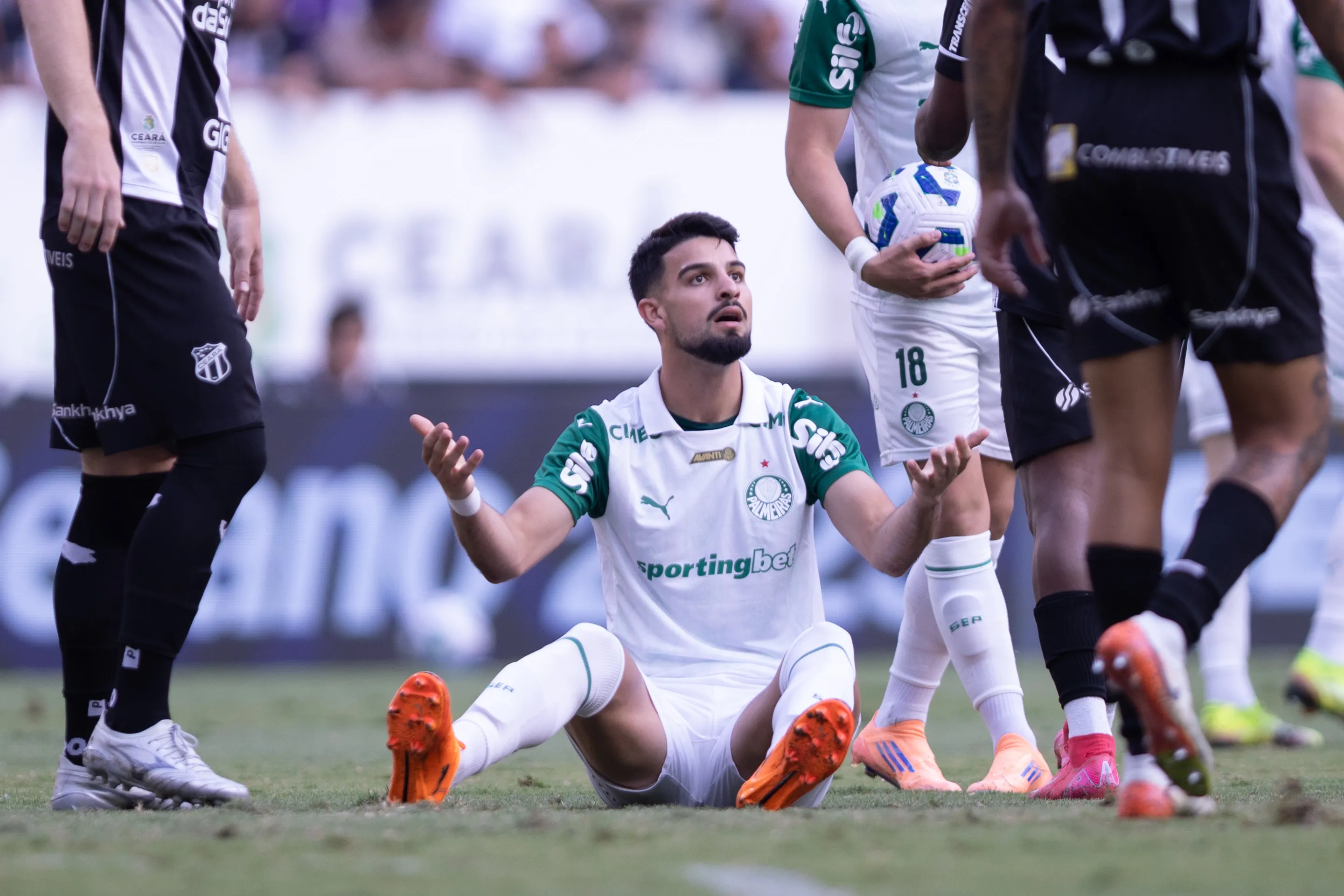 Flaco Lopez jogador do Palmeiras durante partida contra o Ceara no estadio Arena Castelao pelo campeonato Brasileiro A 2025. Foto: Baggio Rodrigues/AGIF