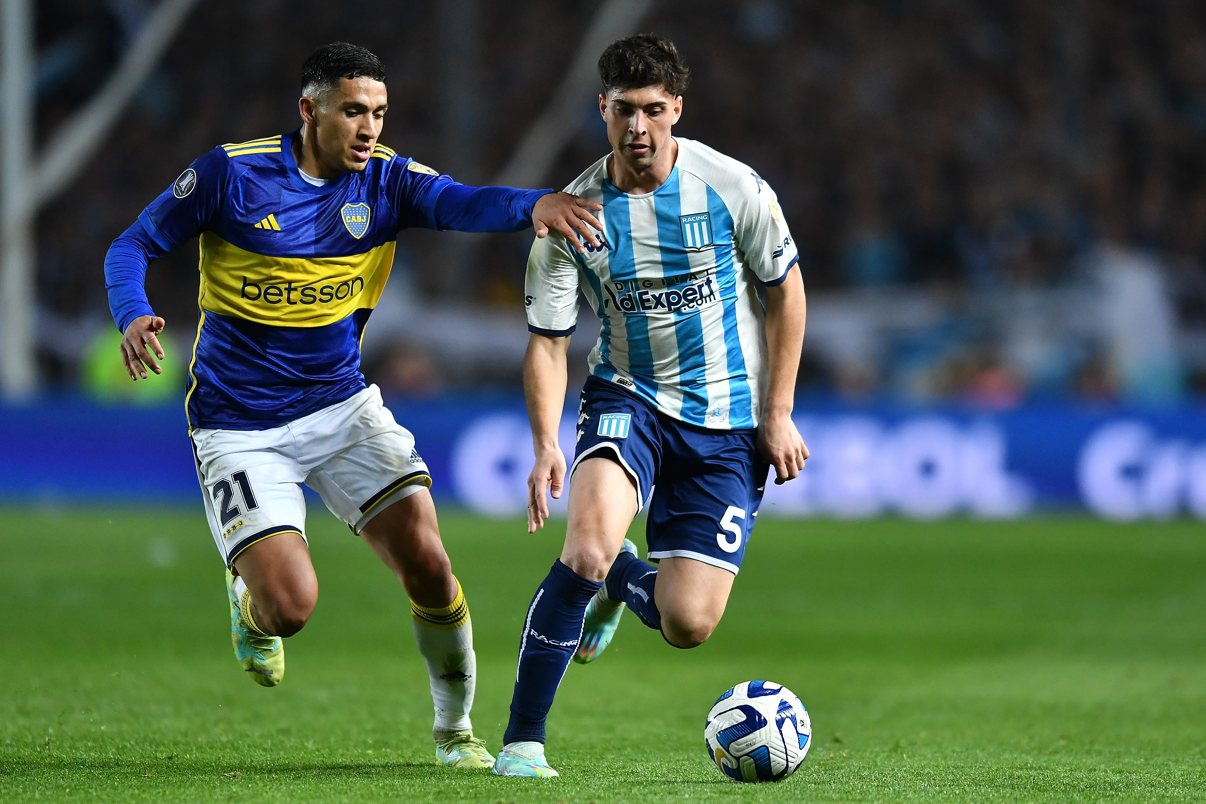 AVELLANEDA, ARGENTINA – AUGUST 30: Juan Ignacio Nardoni of Racing fights for the ball with Ignacio Fernandez Carballo of Boca Juniors  during a second leg quarter final match between Racing Club and Boca Juniors as part of Copa CONMEBOL Libertadores 2023 at Presidente Peron Stadium on August 30, 2023 in Avellaneda, Argentina. (Photo by Marcelo Endelli/Getty Images)