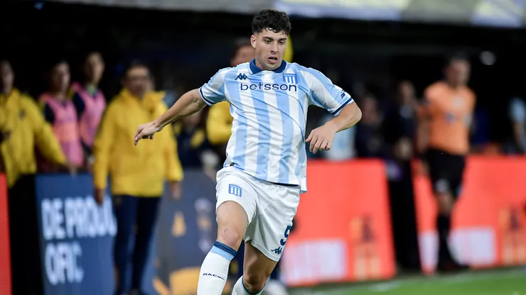 Juan Ignacio Nardoni of Racing Club runs with the ball during the Torneo Clausura Betano semifinal match between Boca Juniors and Racing Club at Estadio Alberto J. Armando on December 7, 2025 in Buenos Aires, Argentina.