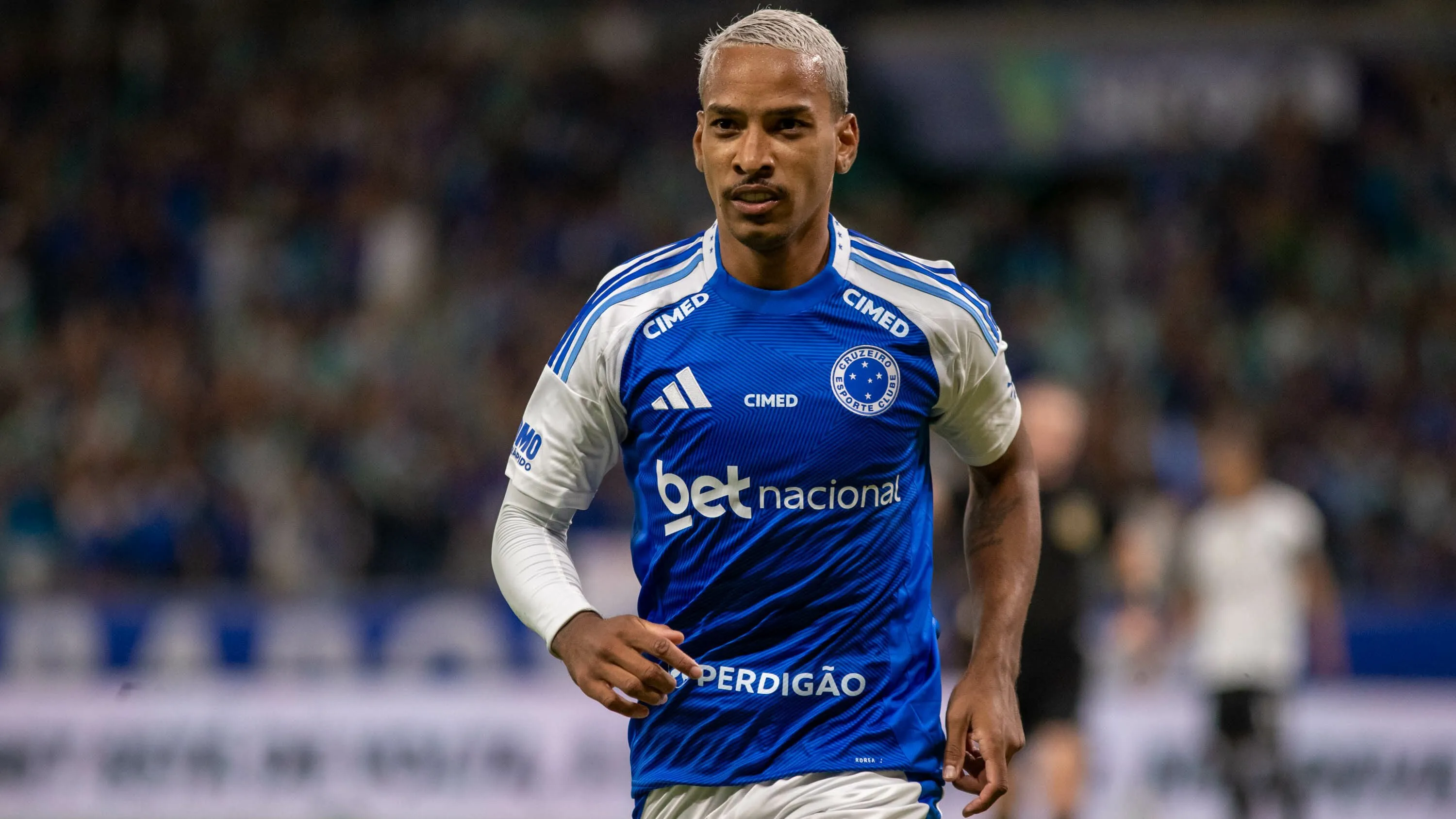 Matheus Pereira, meia da Raposa. Foto: Fernando Moreno/AGIF