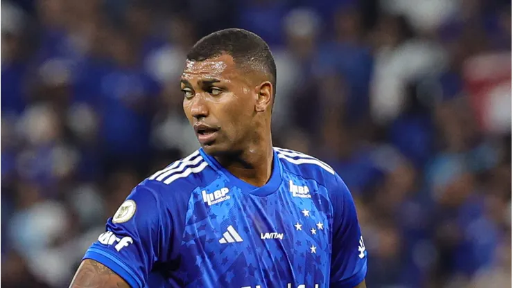 Walace foi especulado no Grêmio, mas segue no Cruzeiro.