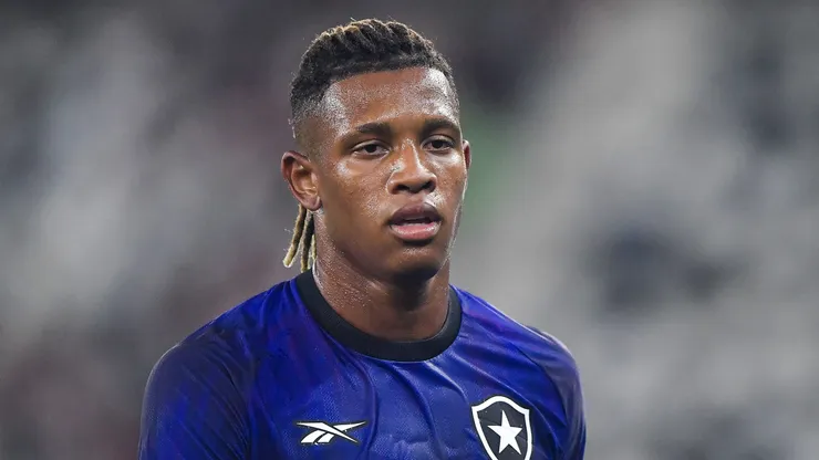 Botafogo fará jogo duro com o Palmeiras por Danilo.
