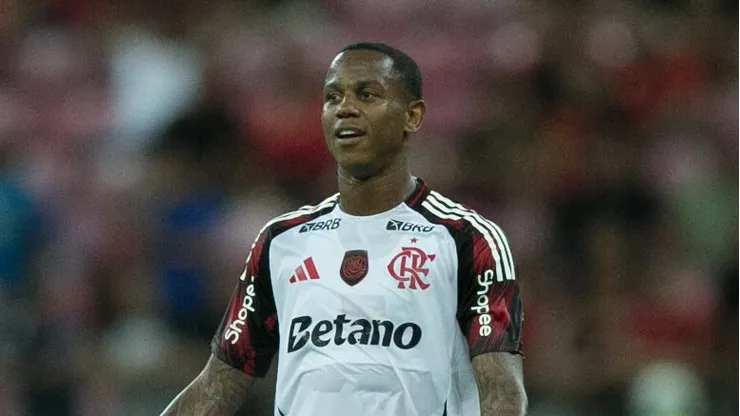 Wallace Yan jogador do Flamengo durante a partida contra o Sport na Arena de Pernambuco, pelo Campeonato Brasileiro A 2025. Foto: Marlon Costa/AGIF