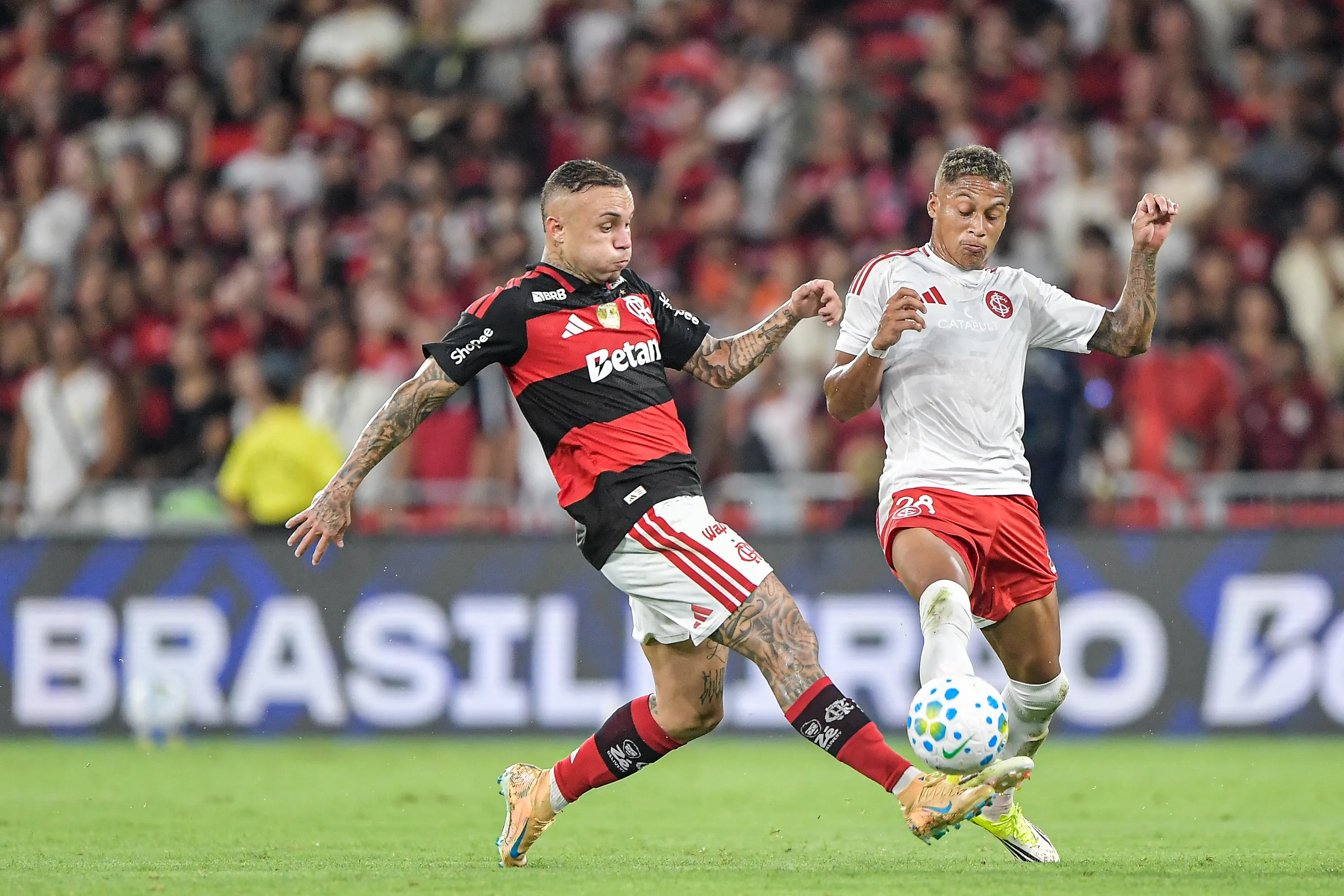 Everton Cebolinha jogador do Flamengo disputa lance com Vitinho jogador do Internacional durante partida no estadio Maracana pelo campeonato Brasileiro A 2026. Foto: Thiago Ribeiro/AGIF