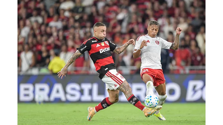 Everton Cebolinha jogador do Flamengo disputa lance com Vitinho jogador do Internacional durante partida no estadio Maracana pelo campeonato Brasileiro A 2026. Foto: Thiago Ribeiro/AGIF