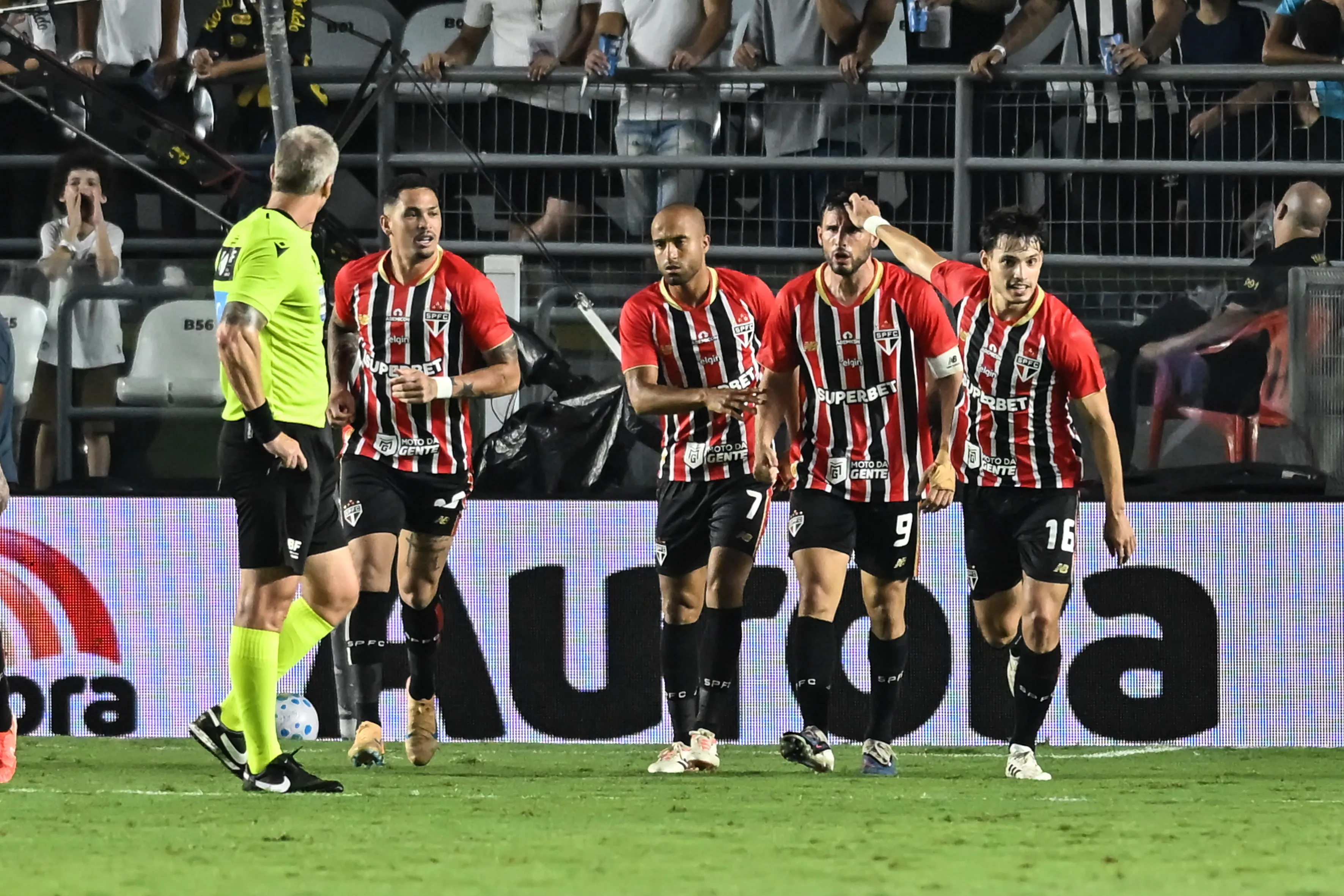 Calleri jogador do Sao Paulo comemora seu gol com jogadores do seu time durante partida contra o Santos no estadio Vila Belmiro pelo campeonato Brasileiro A 2026. Foto: Jota Erre/AGIF
