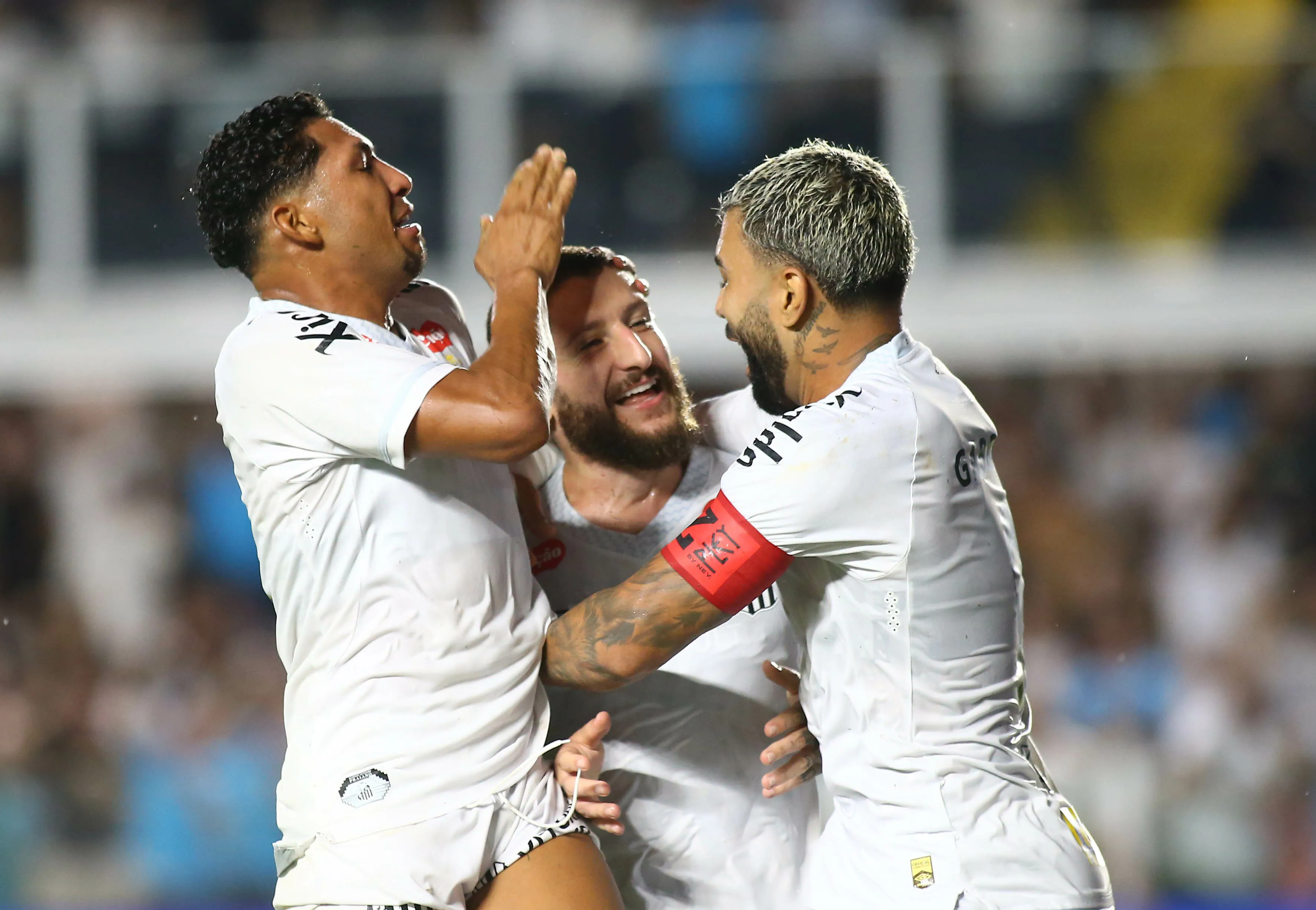 SP – SANTOS – 04/02/2026 – BRASILEIRO A 2026, SANTOS X SAO PAULO – Ze Rafael jogador do Santos comemora seu gol durante partida contra o Sao Paulo no estadio Vila Belmiro pelo campeonato Brasileiro A 2026. Foto: Mauricio De Souza/AGIF