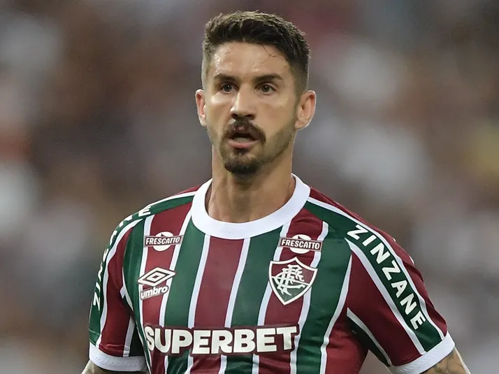 Fluminense vê alto salário de Everaldo travar negócio com Athletico