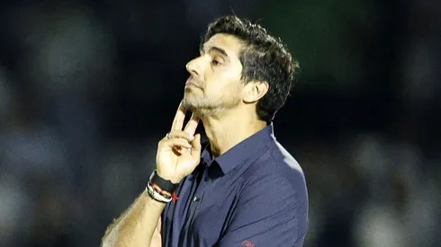 Abel Ferreira tecnico do Palmeiras durante partida contra o Botafogo-SP no estadio Santa Cruz pelo campeonato Paulista 2026. Foto: Thiago Calil/AGIF