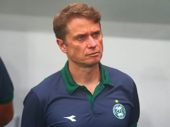 Coritiba de Seabra renova contrato de Enzo Vagner