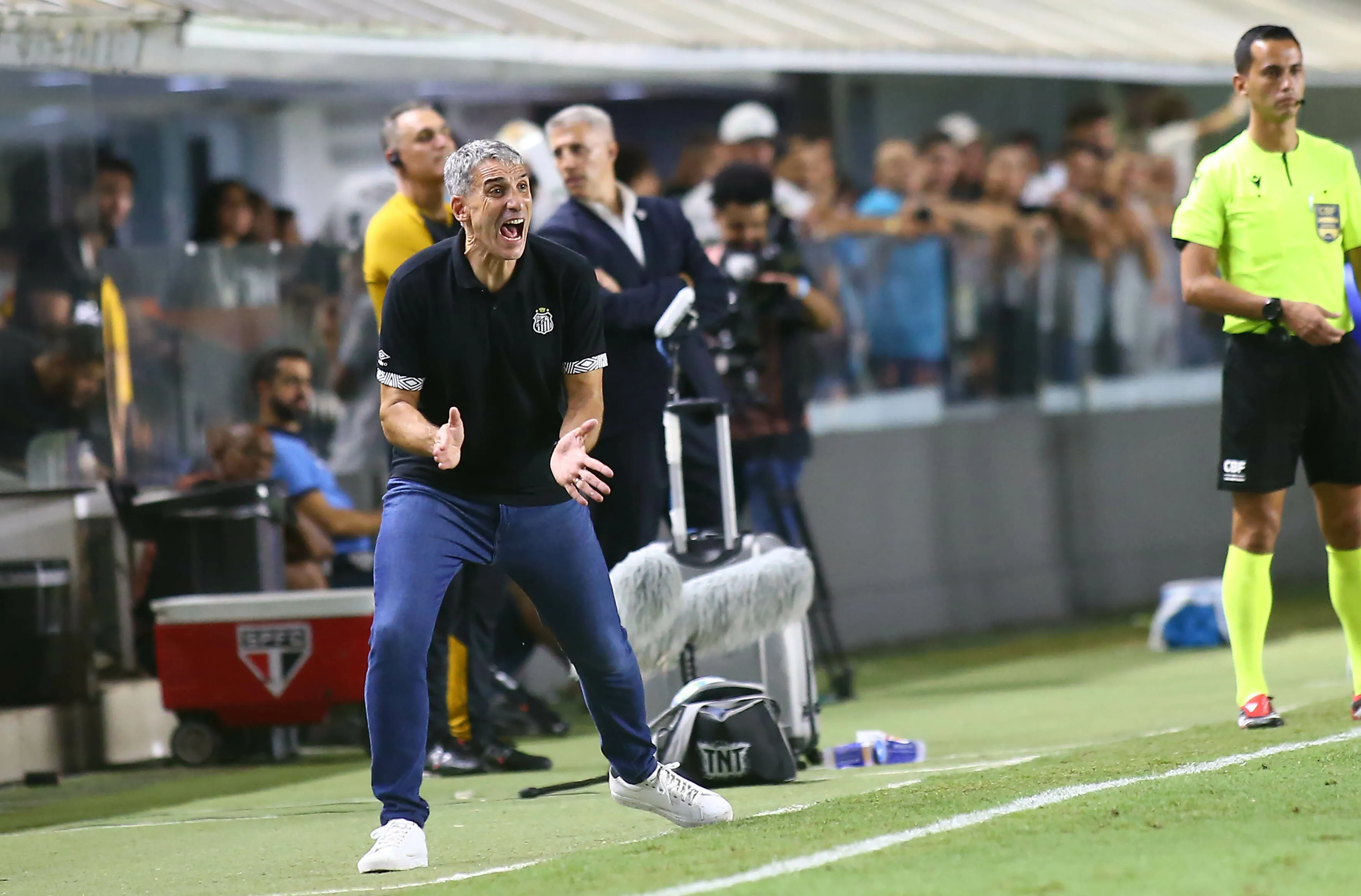 SP – SANTOS – 04/02/2026 – BRASILEIRO A 2026, SANTOS X SAO PAULO – Juan Pablo Vojvoda tecnico do Santos durante partida contra o Sao Paulo no estadio Vila Belmiro pelo campeonato Brasileiro A 2026. Foto: Mauricio De Souza/AGIF