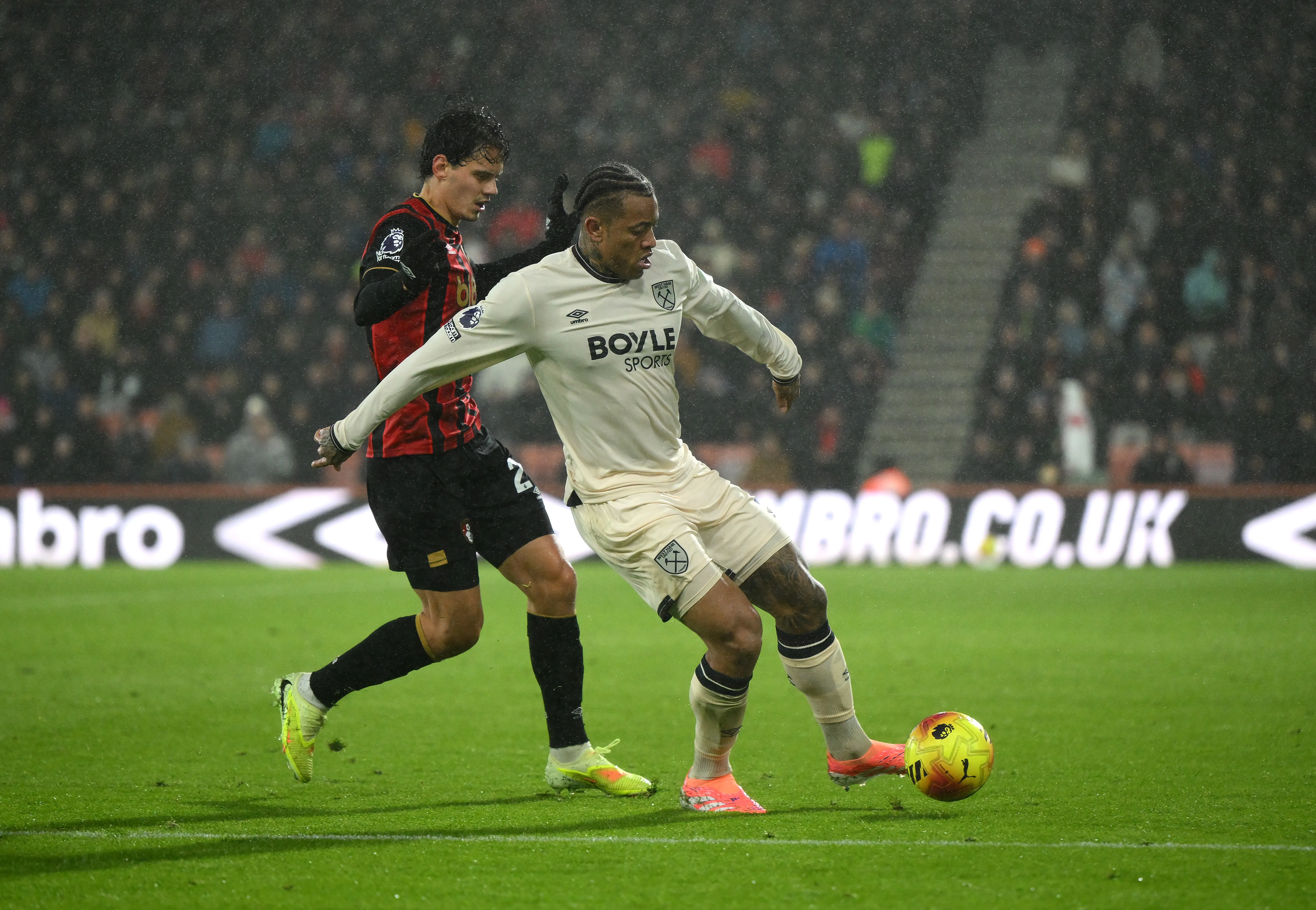 Igor Julio, do West Ham United, é pressionado por Enes Unal, do AFC Bournemouth, durante a partida da Premier League entre Bournemouth e West Ham United no Vitality Stadium, em 22 de novembro de 2025, em Bournemouth, Inglaterra. (Foto de Alex Broadway/Getty Images)
