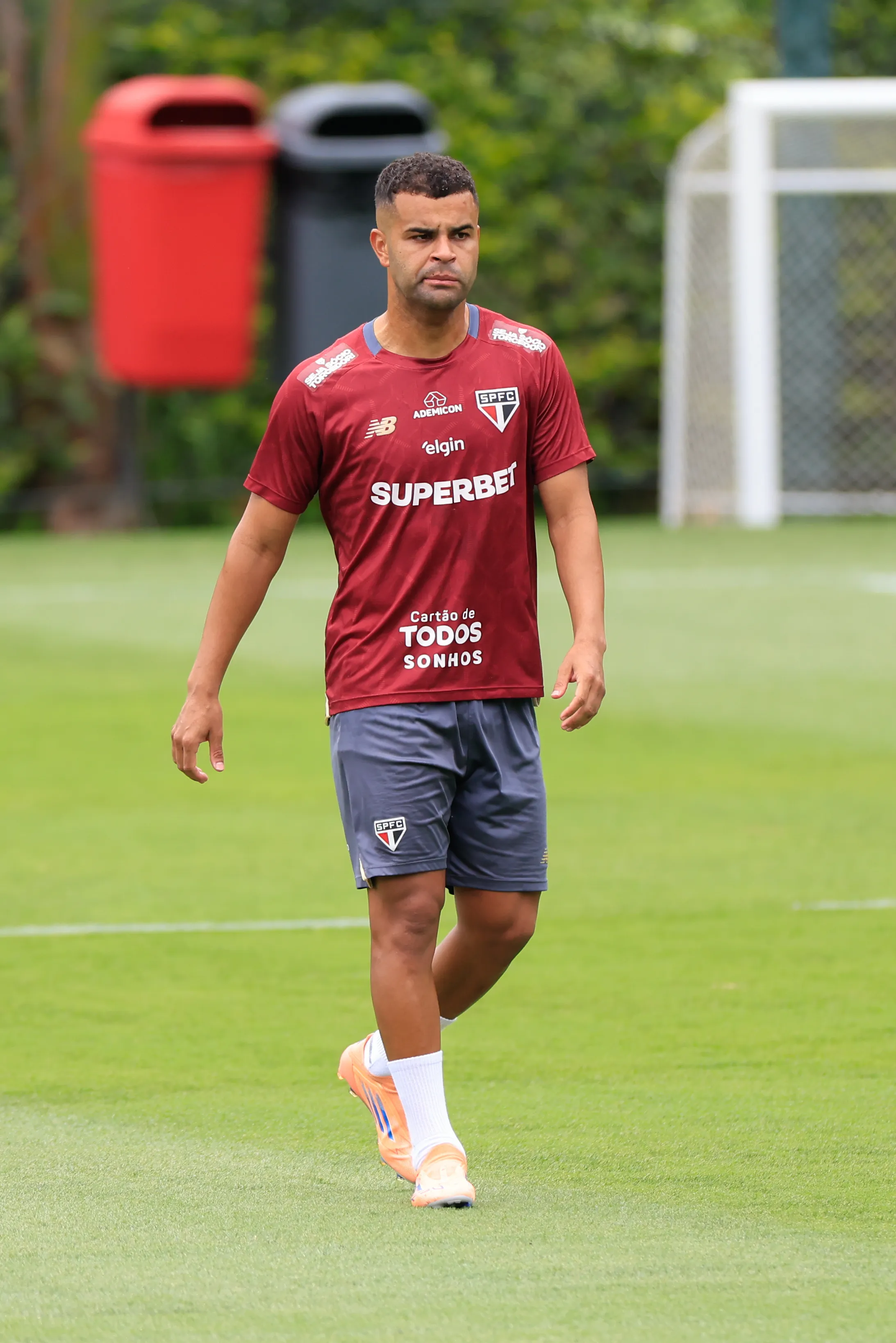 SP – SAO PAULO – 14/11/2025 – TREINO DO SAO PAULO – Alisson jogador do Sao Paulo durante treino no Centro de Treinamento CT Barra Funda. Foto: Marcello Zambrana/AGIF