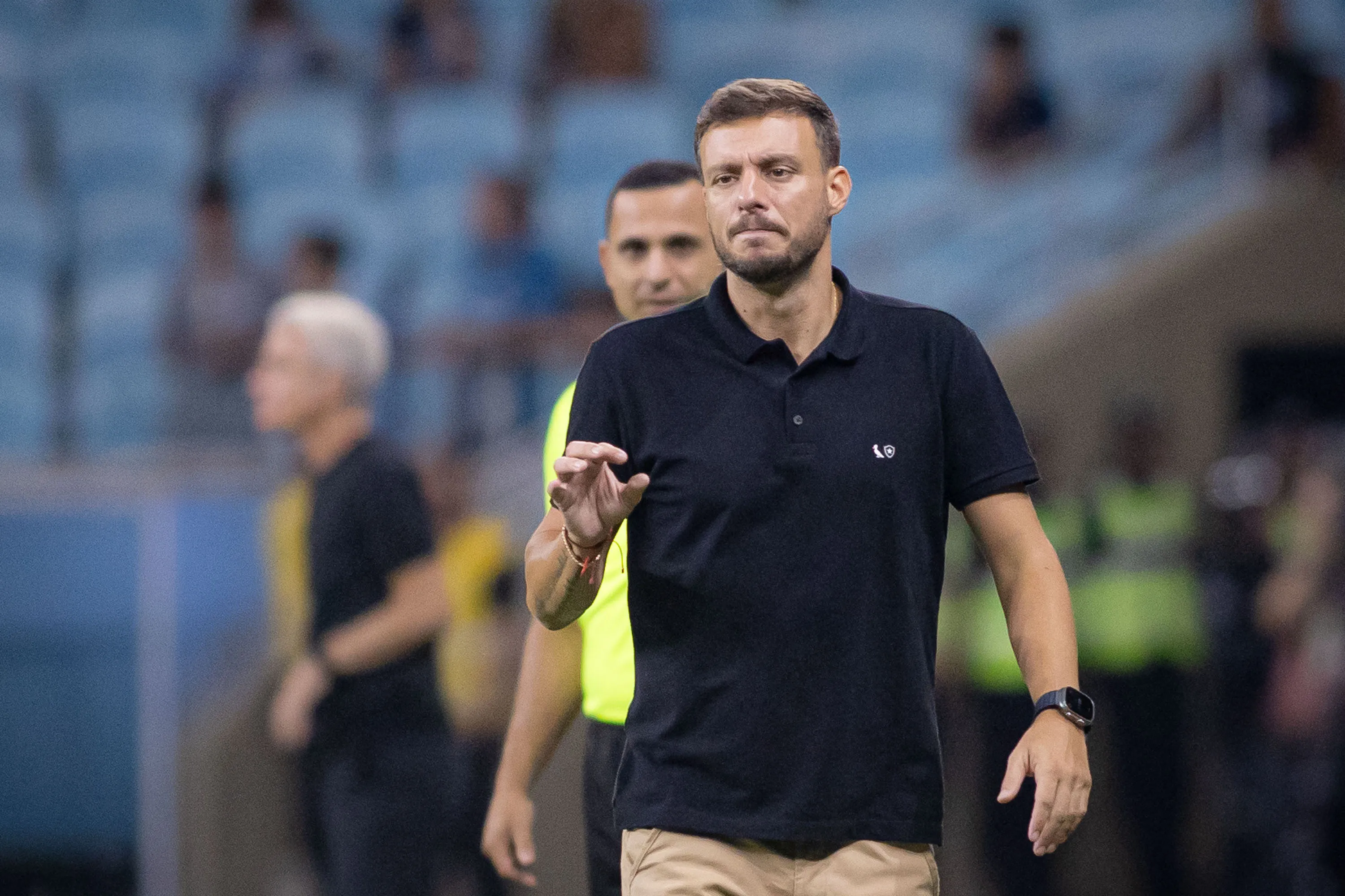 RS – PORTO ALEGRE – 04/02/2026 – BRASILEIRO A 2026, GREMIO X BOTAFOGO – Martin Anselmi tecnico do Botafogo durante partida contra o Gremio no estadio Arena do Gremio pelo campeonato Brasileiro A 2026. Foto: Maxi Franzoi/AGIF