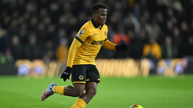Jhon Arias of Wolverhampton Wanderers runs with the ball during the Premier League match between Wolverhampton Wanderers and Manchester United at Molineux on December 08, 2025 in Wolverhampton, England.